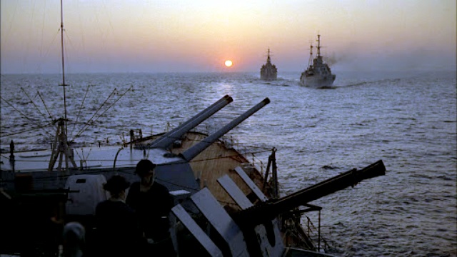 A három angol cirkáló az ütközet hajnalán. Jelenet a csatáról készült filmből.