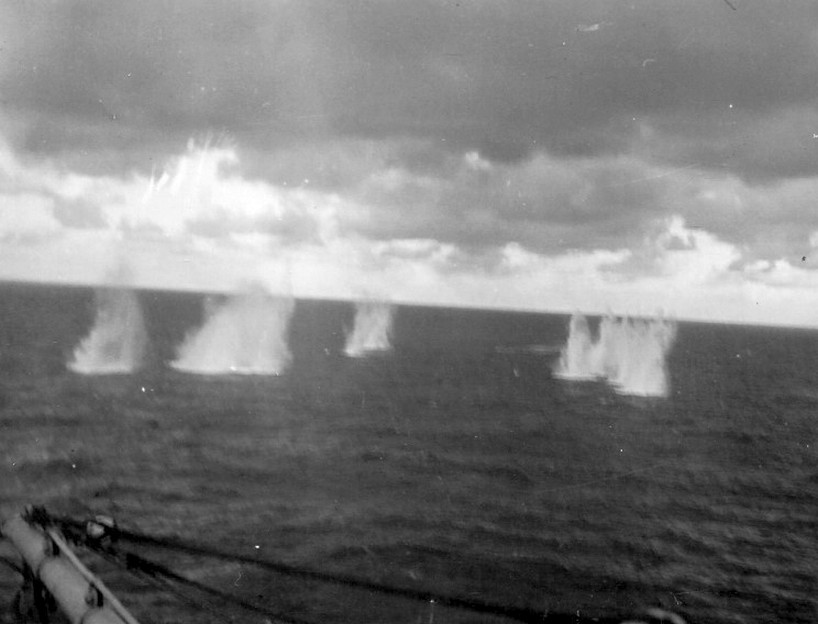15 centis gránátok csapódnak be a Graf Spee mellett.