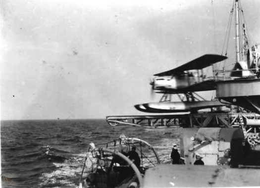 Fairey Seafox gép indul az Ajax katapultjáról.