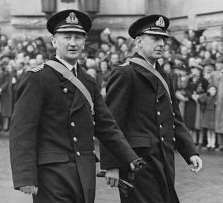 Az Ajax és az Exeter parancsnokai, Charles Woodhouse, és Frederick Bell kapitányok.