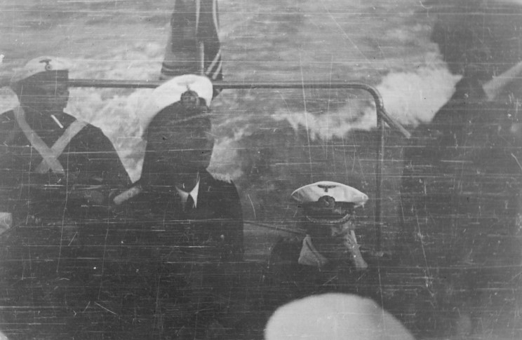A tisztek a robbanás előtt elhagyják a zsebcsatahajót. Középen elöl a Graf Spee tüzértisztje, Paul Ascher fregattkapitány. Mögötte jobbra a magába roskadt Langsdorff ül.