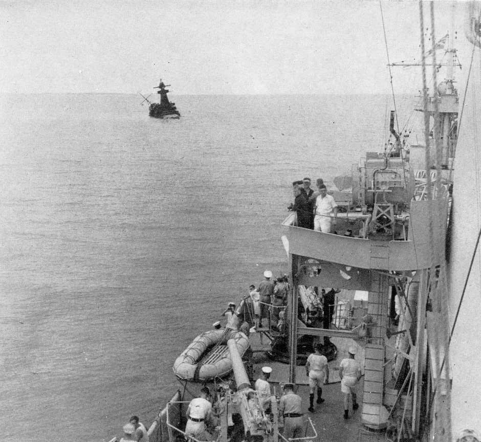 Másfél hónappal a csata után a Montevideóba tartó Achilles elhalad a Graf Spee roncsai mellett.