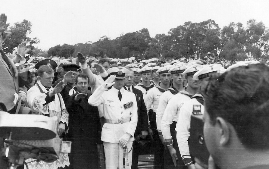 A híres kép a montevideói temetésről. Még a gyászszertartást celebráló papok/lelkészek is náci karlendítéssel tisztelegnek, míg Langsdorff csak katonai tisztelgéssel.