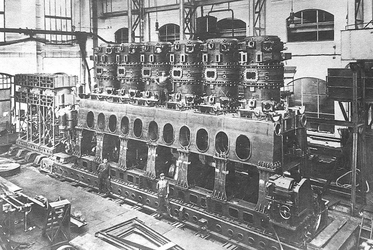 A Prinzregent Luitpoldnak szánt dízelmotor a MAN augsburgi szerelőcsarnokában.