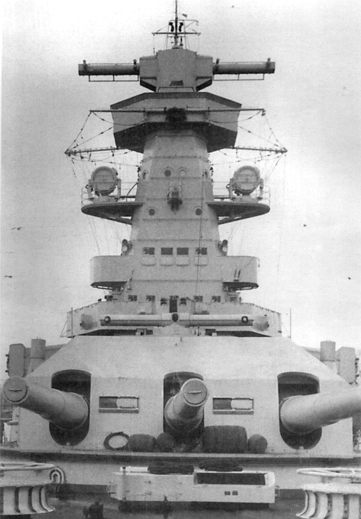 Az Admiral Scheer elülső lövegtornya, és parancsnoki tornya, tetején a 10,5 méter bázistávolságú optikai távolságmérővel.