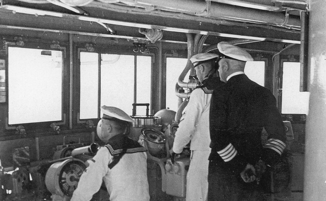 A Deutschland parancsnoki hídja. Jobbra a hajó első kapitánya, Hermann von Fischel.