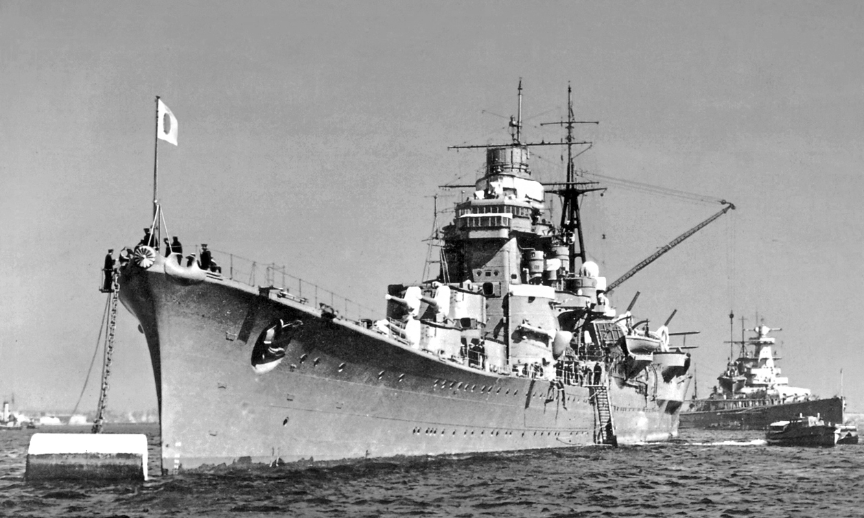 A japán Ashigara nehézcirkáló baráti látogatáson Kiel kikötőjében, 1937 májusában. Jobbra hátul a Graf Spee.
