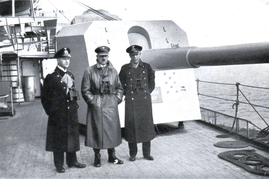 Raeder és Hitler a Deutschland fedélzetén, a hajó kapitányával, Hermann von Fischel-el.