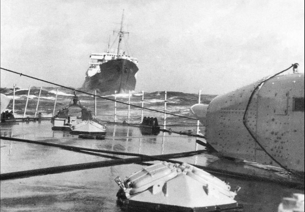 A Graf Spee mögött haladó Altmark.