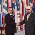 kézfogás: Orbán Viktor + Vlagyimir Putyin