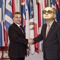 kézfogás: Orbán Viktor + Wojciech Jaruzelski