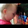 Cukiságfaktor: kétéves gyerek mutatja be a németek ellen készülő keretet