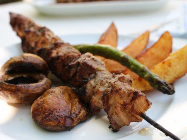 Rablóhús grillezett spárgával, gombákkal