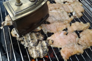 Vasalt csirkemellek grillen, szójaszószos pácban, újkrumpli karikákkal