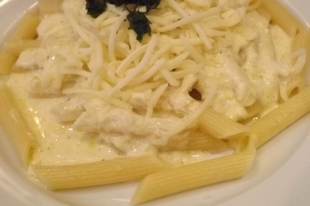 Fokhagymás, sajtmártásos penne