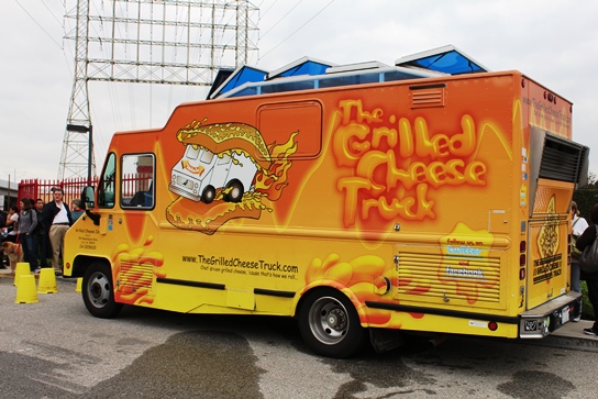 2010-12-23-Grilled-Cheese-Truck-in-El-Segundo-002.jpg