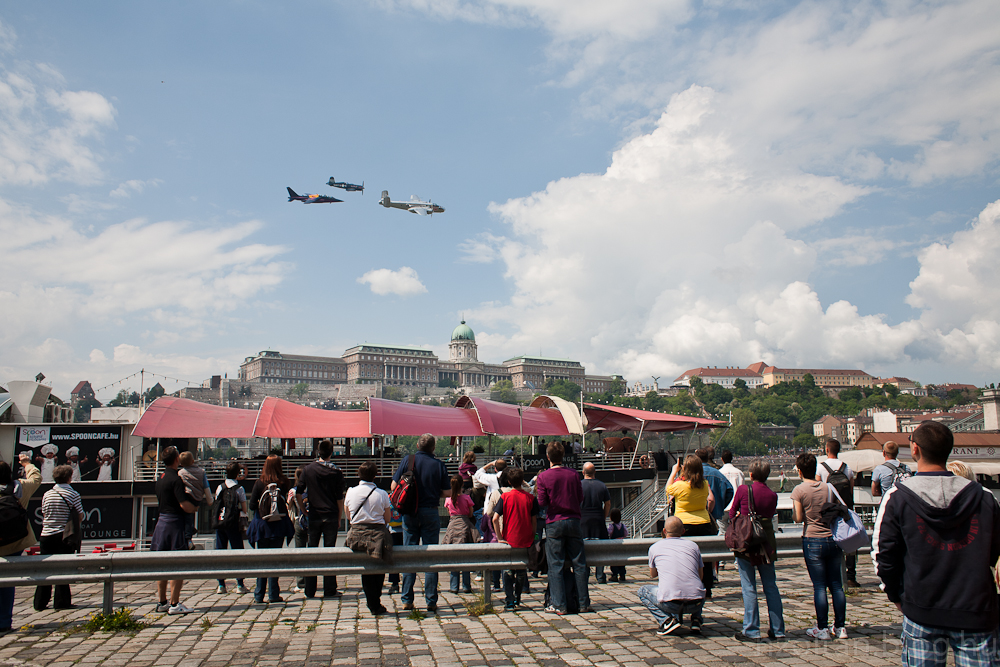 Flying Bulls bemutató -  B25, P38, F4U hasítja a a levegőt a Duna felett