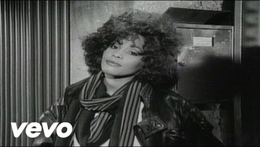 Whitney Houston - I Wanna Dance with Somebody (Who Loves Me)   ♪
