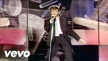 David Bowie - Boys Keep Swinging