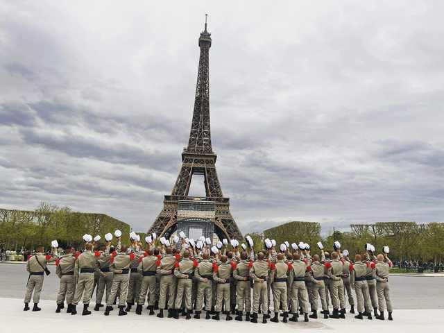 Sous Le Ciel De Paris....Tour Eiffel