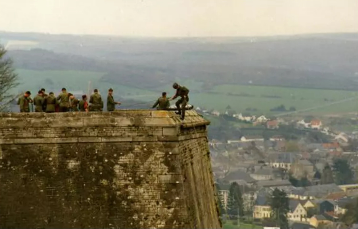 1988_cec_n_9_escalade-_1988_3_section_7_cie_13rg_capitaine_attas_en_descente.jpg