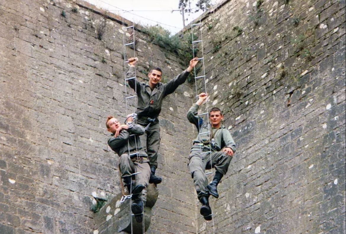 1994_pose_a_l_echelle_de_corde_centre_d_entrainement_de_commandos.jpg