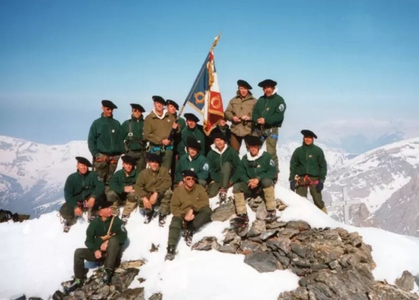 1996_drapeau_des_chasseurs_au_sommet_du_brec_de_chambeyron_ciecm.jpg