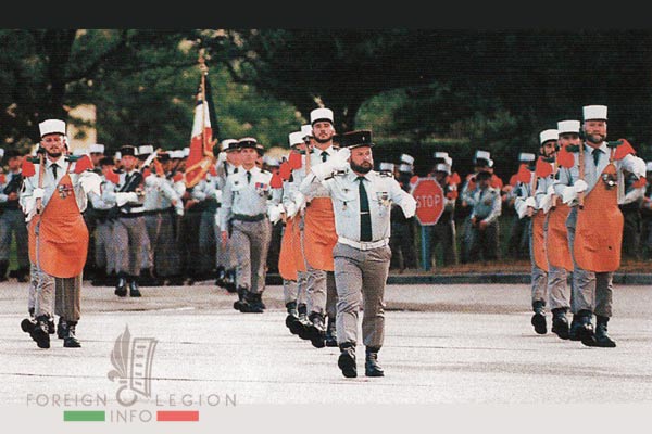 2reg-1999-drapeau-defile-pionniers.jpg