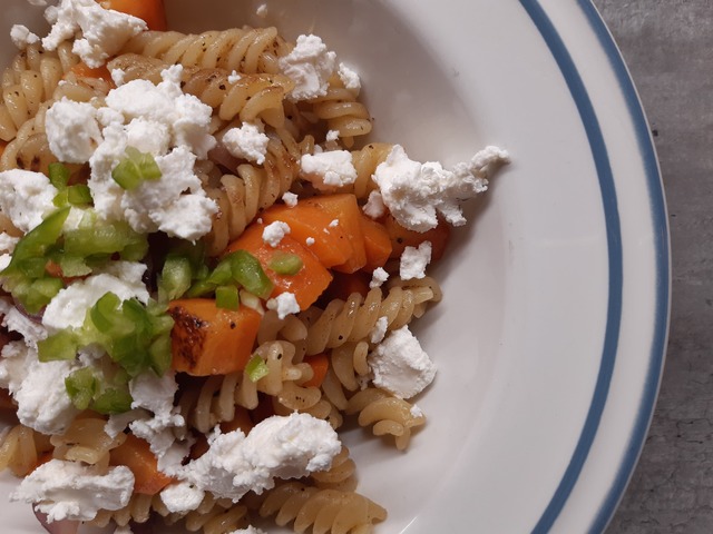Gyors, de nem junk: sárgarépás, lilahagymás fusilli fetával