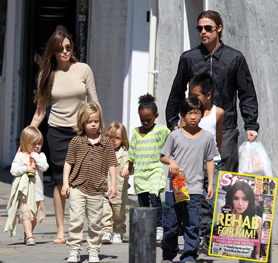 110911_brangelina_and_the_kids_544111109160747111109161103.jpeg