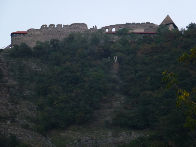 A vár alulról a főútról