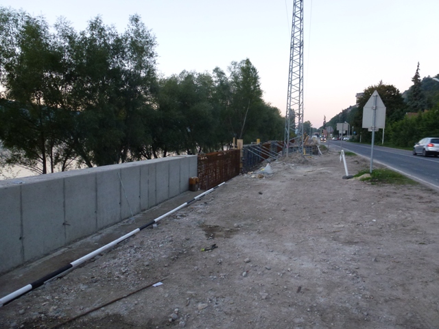 Így készül az árvízvédelmi ‘fal‘ a Főút mentén