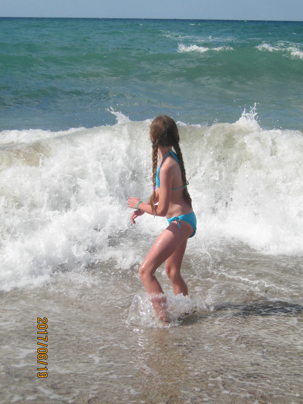 Laura szembeszáll a tarajos hullámmal