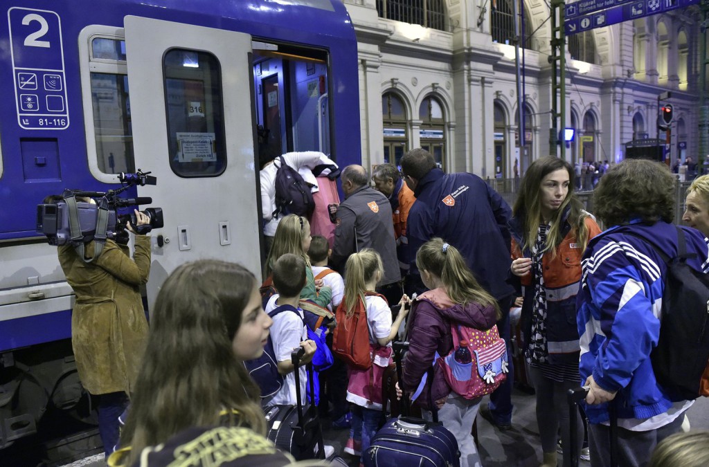 2016.09.26. Ez pedig már a Keleti pályaudvar, felszállás a nemzetközi vonatra, ami a 3 hetes álomnyaralásra viszi a gyerekeket.