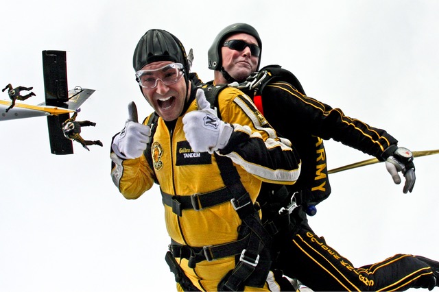 tandem-skydivers-skydivers-teamwork-cooperation-39608.jpeg