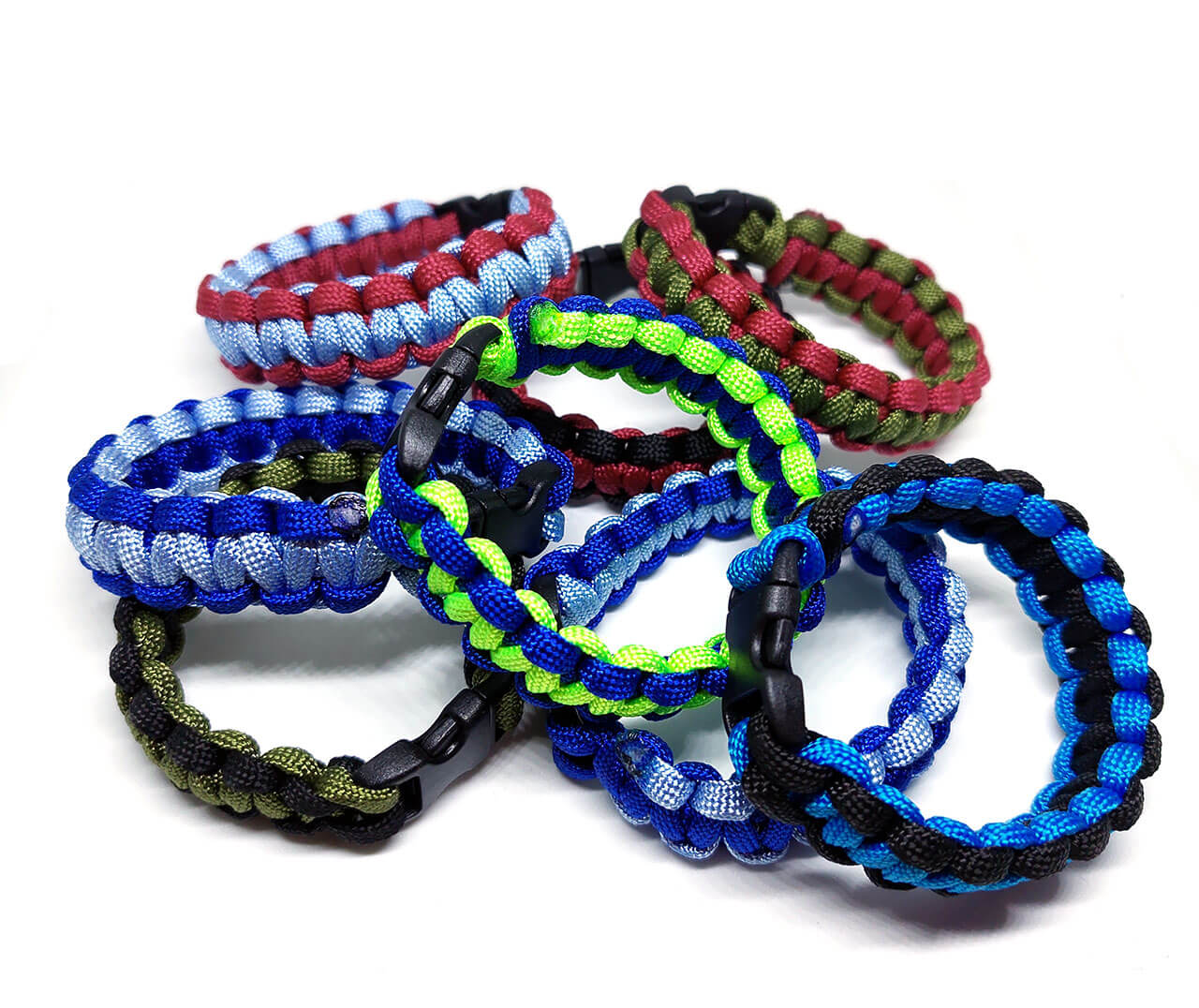 paracord-tulelo-karkoto-tobbfele-szinben.jpg