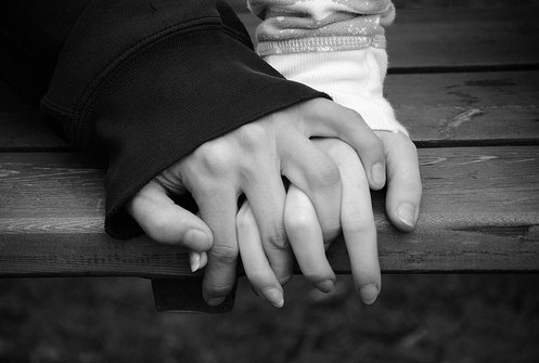 tumblr-couples-holding-hands-tumblr-inline-np3ci6yeuk1tukqp8-500.jpg