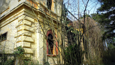 Elátkozott kastély a Balaton mellett