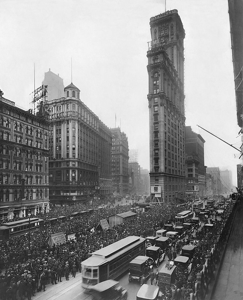 crowd_gathers_for_updates_to_1919_world_series.JPG