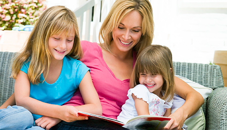 467x267-momreadingtogirls-ts.jpg
