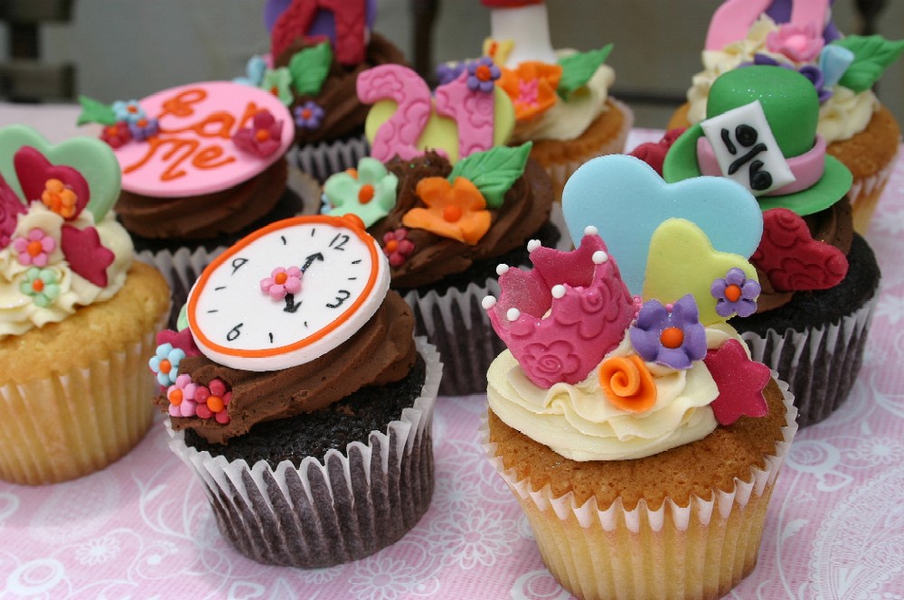 alice-in-wonderland-cupcakes.jpg