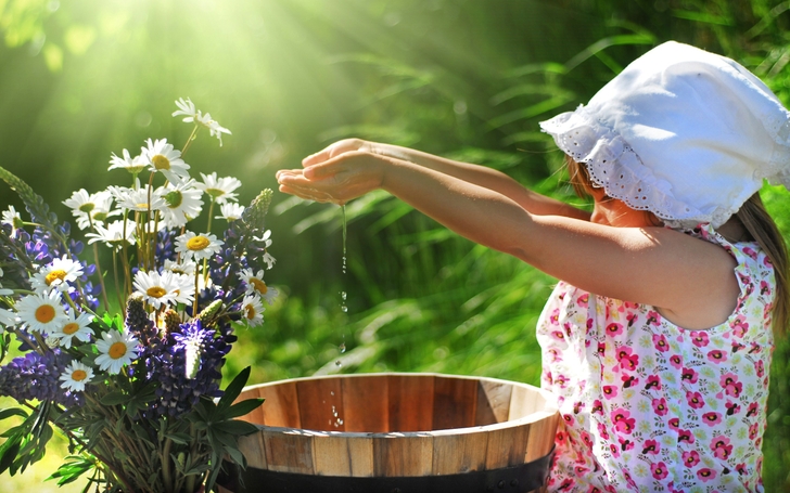 green women nature dress flowers palm kids children sunlight water drops chamomile 2560x1600 wall_www.wallpaperfo.com_83.jpg
