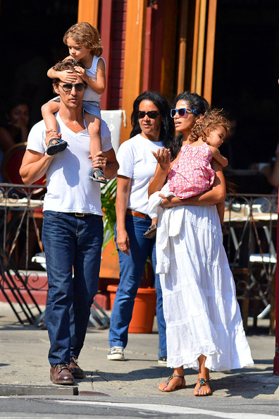 Camila Alves Matthew McConaughey Levi Vida.jpg