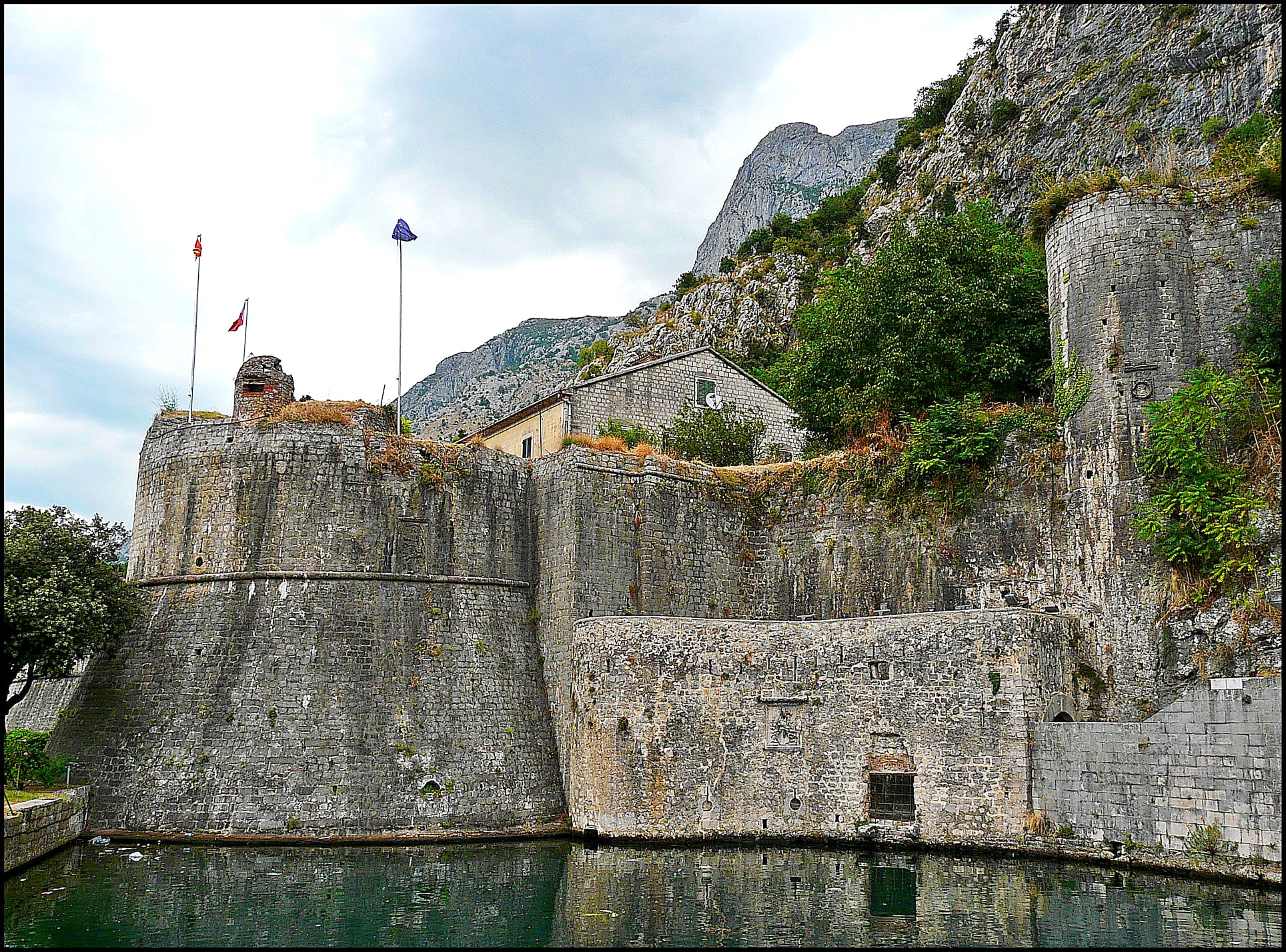 A Gurdić bástya és a róla elnevezett kapu, Kotor óváros déli kapuja.