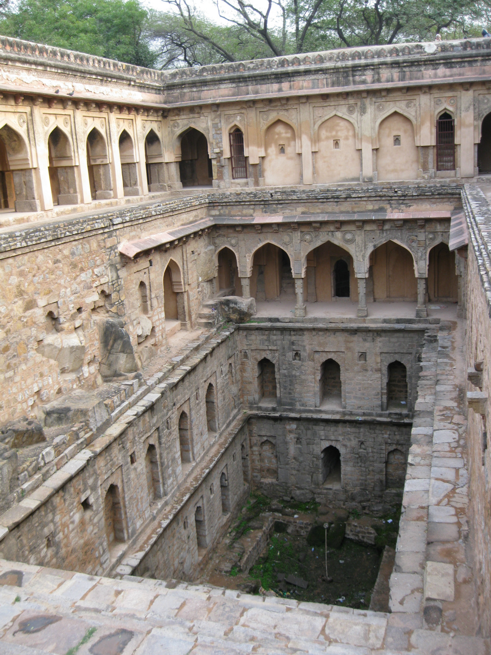 Víztározó a Qutab Minar területén, amelyet többek között karavánok használtak régen.