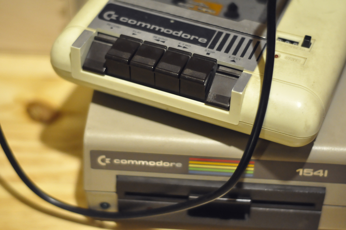 A jó öreg Commodore 64 kazettás(!) magnója és nagylemez-olvasója(!)