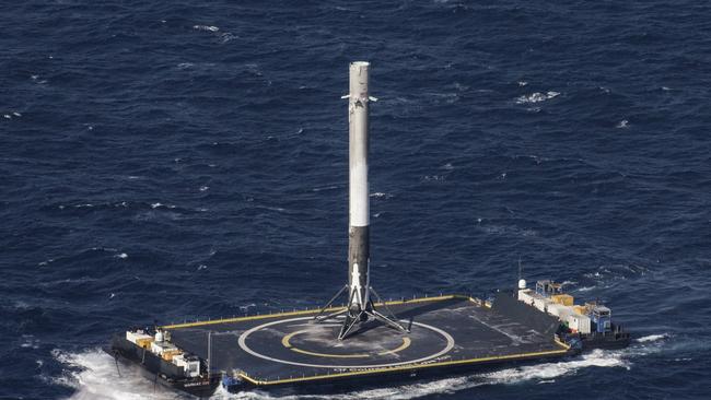 A SpaceX Falcon 9 rakétája történelmi landolást hajt végre egy úszo platformon