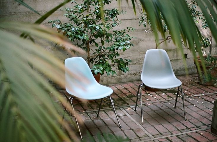 eames-house-la-patio-chairs-gardenista.jpg