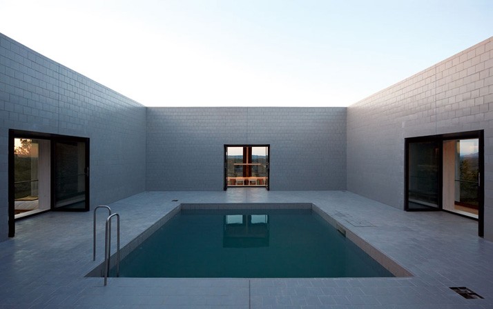 solo-house-pool-pezo-von-ellrichshausen-architects-gardenista_0.jpg