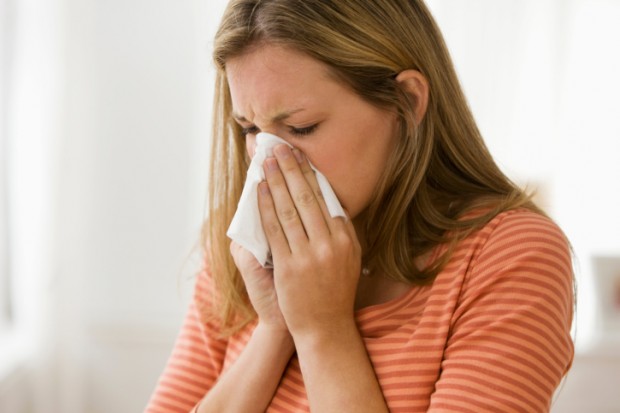 Woman-Blowing-Her-Nose-Woman-With-a-Cold-Beating-Seasonal-Illness-620x413.jpg